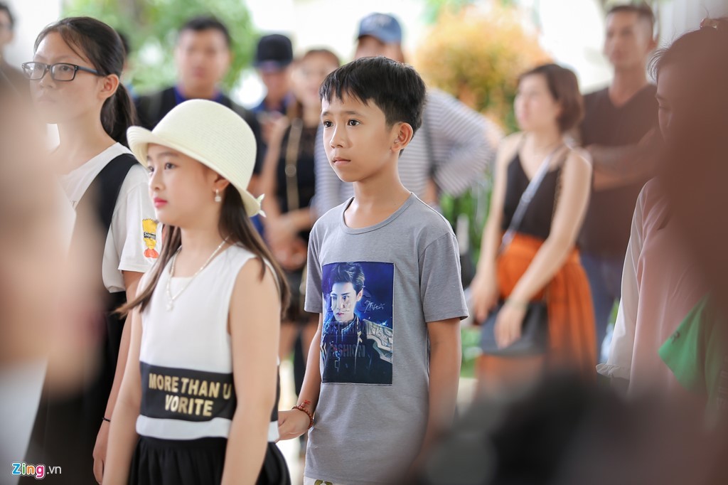 Trưa 27/3, những thí sinh vượt qua vòng sơ tuyển của  Thần tượng âm nhạc nhí - Vietnam Idol Kids bước tiếp vào vòng gặp trực tiếp bộ ba ban giám khảo Isaac, Văn Mai Hương và Bích Phương tại TP.HCM để chinh phục tấm vé vàng quý giá.